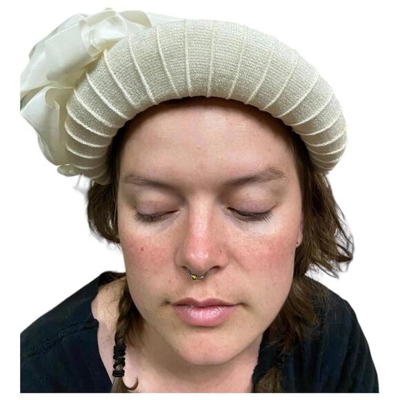 Vintage White Wedding Hat – Pleated Band & Bow – Elegant Bridal Headpiece - Picture 4 of 4